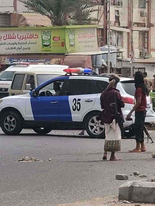 أجهزة الأمن وفريق الشرطة النسائية يخرجون أسر اقتحمت شقق سكنية في عدن