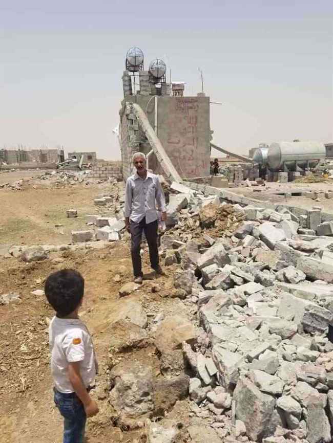 مسلحون حوثيون بمعدات ثقيلة يهدمون منازل محيطة بمدرسة جنوب صنعاء.. صور
