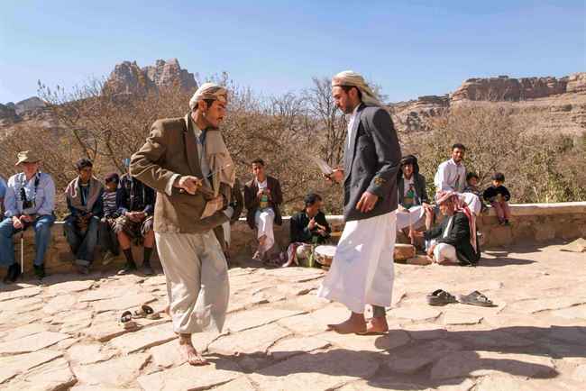 أصلها رقصة الحرب.. البرع اليمني عنصر أساسي في أعراس صنعاء