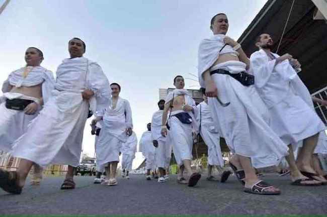 وفاة 3 حجاج يمنيين ووزارة الأوقاف توزع أغذية فاسدة لهم في منى مع تعطل التكييف