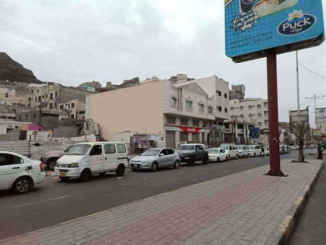 سكان عدن يستقبلون العيد بأزمة خانقة للوقود .. وشركة النفط تستفز المواطنين