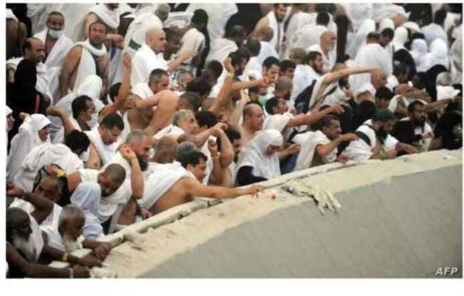الحجاج يرمون جمرة العقبة في منى