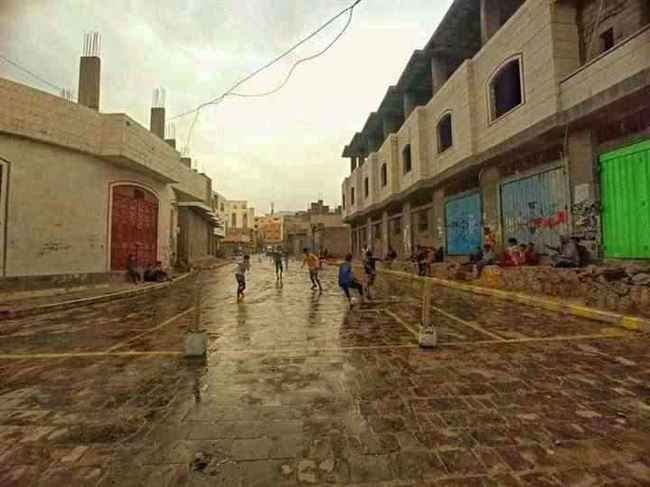 عراك أطفال يدفع العاقل لشن هجوم مسلح على حارته بلواء الإخوان.. ضربوا مواطن ونجله بوحشية بتعز