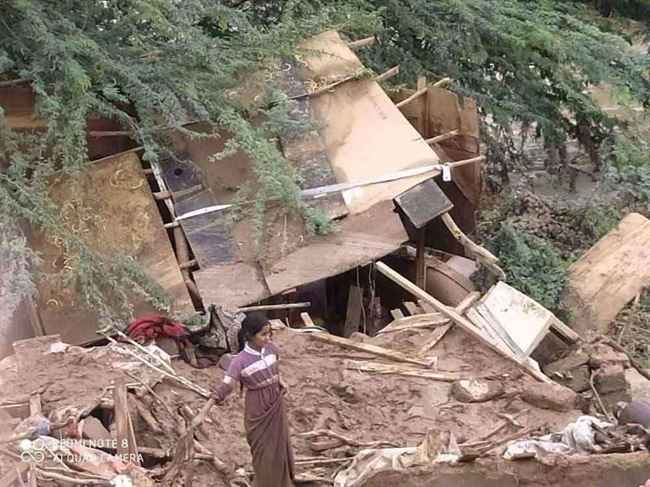 بعد ساعات مطر .. تضرر أكثر من 13 ألف و500 أسرة نازحة جراء الأمطار والسيول بمأرب