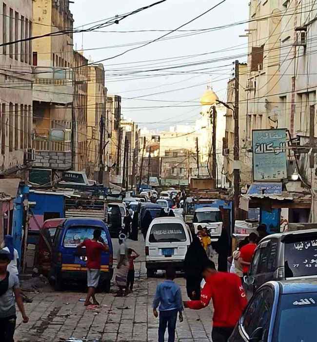 فرحة كبيرة يعيشها سكان منطقة في عدن .. والقضية وصول المياه إلى منازلهم بعد سنوات من انقطاعها