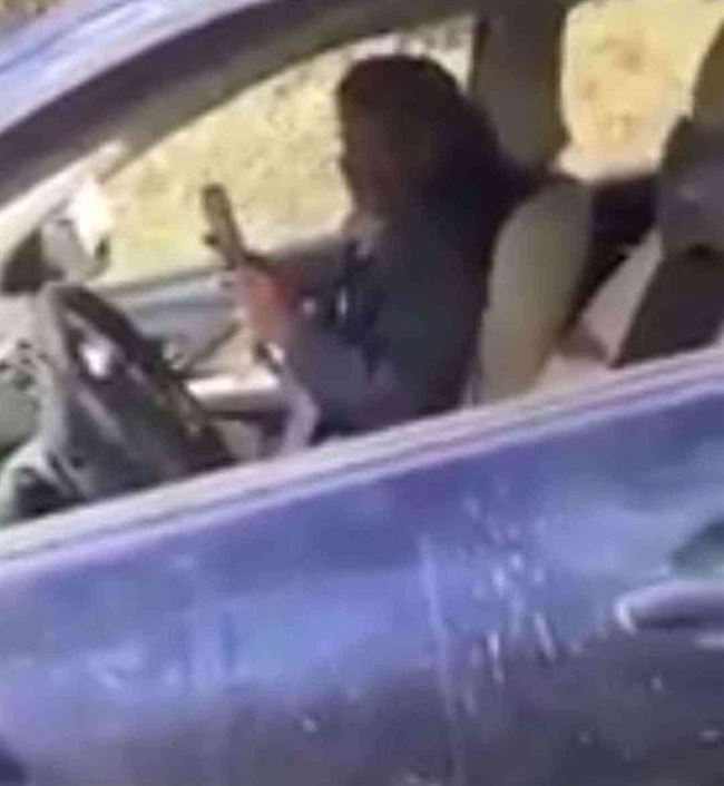 بالفيديو.. يمني يقود سيارته في أخطر طرق اليمن بالهاتف المحمول ومقعد السائق فاضي