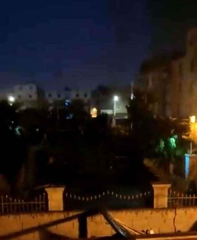 شاهد بالصور.. بدء تأثير المنخفض الجوي على عدن والامطار تهطل بغزارة على هذه المديريات