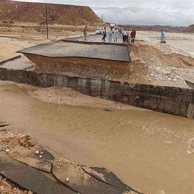 المنخفض الجوي يعزل اليمن عن دولة خليجية وقوارب تنقذ سيارات جرفتها السيول وانهيار مسجد.. صور