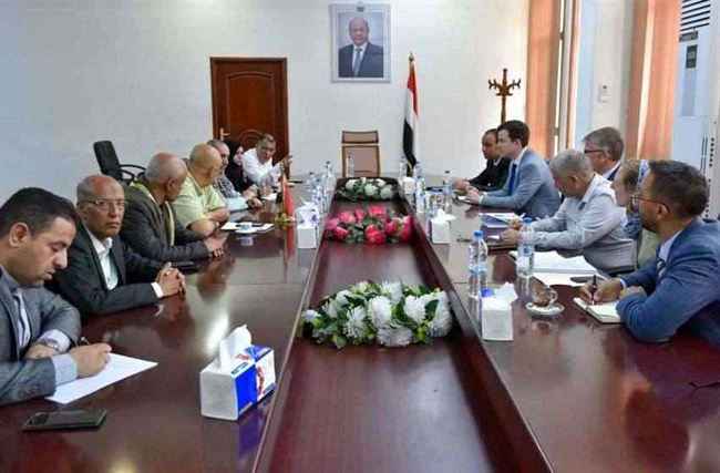 محافظ تعز للمستشار العسكري الأممي: عليكم إلزام الحوثي بتنفيذ المقترحات بدلاً من تقديم تنازلات جديدة