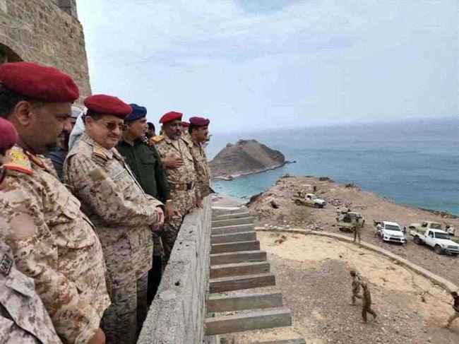 الوزير المقدشي يتفقد وحدات عسكرية في باب المندب ويثمن تضحيات العمالقة