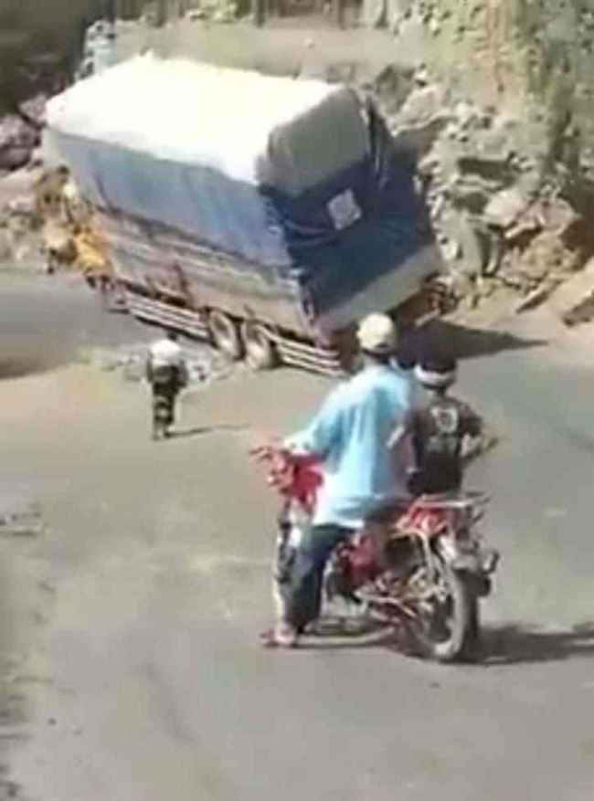 فيديو يجسد تواطؤ المجتمع والأمم المتحدة مع الحوثي.. إنقلاب شاحنة بضائع كثيرة بطريق جبلي