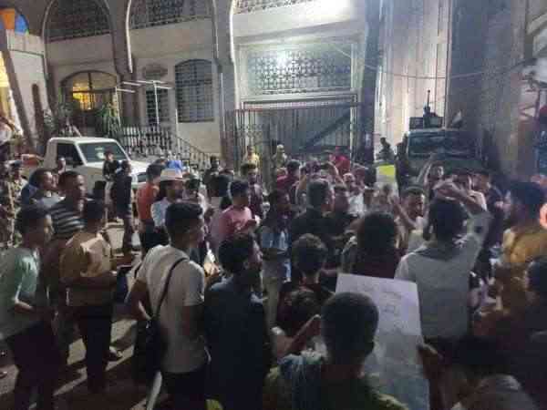 أهالي مجزرة تعز ينددون بقصف الحوثي