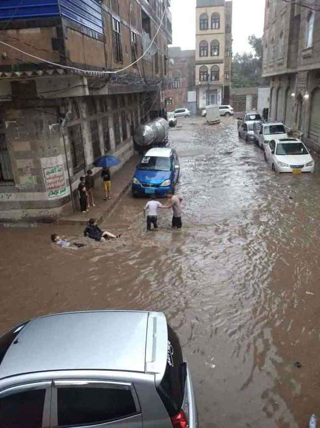 سيول الأمطار الغزيرة تقضي على 13 شخص في صنعاء وانهيار أكثر من منزل