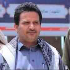 دخل بسيارة تسوقها امرأة وهو يرتدي هذا الزي .. إعلامي يكشف حقيقة دخول قيادي حوثي بارز إلى عدن