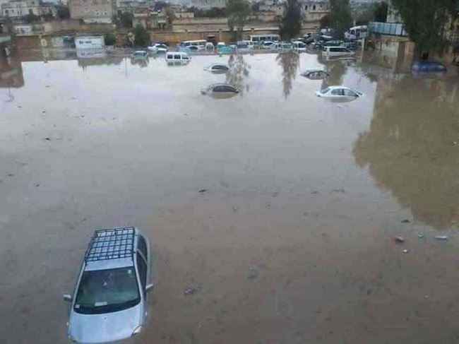 سيول الأمطار تغرق سيارات مواطنين في عمران .. ومصادر توضح حقيقة الصورة