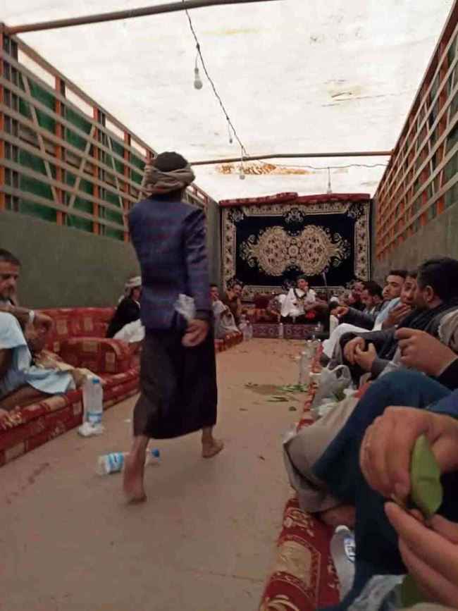 شاهد لأول مرة في اليمن.. شاب يقيم حفل زفافه فوق شاحنة كبيرة لنقل البضائع