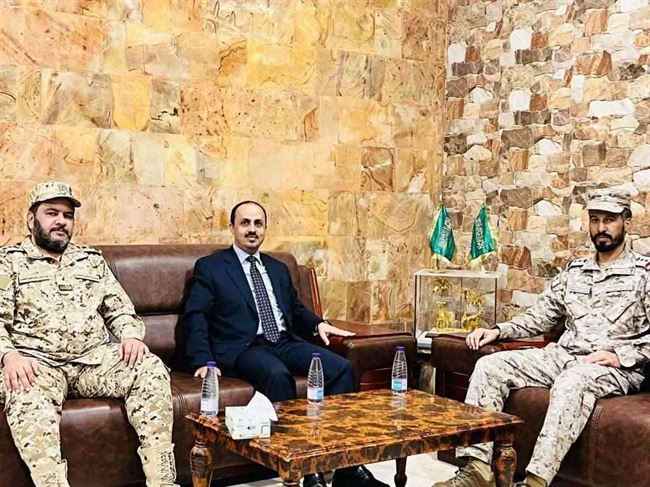 تفاصيل زيارة الإرياني إلى مقر قيادة التحالف العربي ولقائه بالعنزي