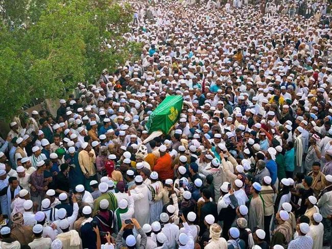 بالصور .. أكبر جنازة شهدتها اليمن .. عشرات الآلاف يعيشون العلامة أبوبكر المشهور في حضرموت