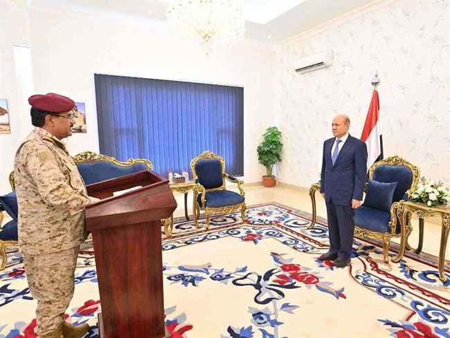 وثيقة .. بعد ساعات من تأدية اليمين الدستوري .. محكمة في مأرب تصدر أول أمر لرئيس المجلس الرئاسي ووزير الدفاع الجديد