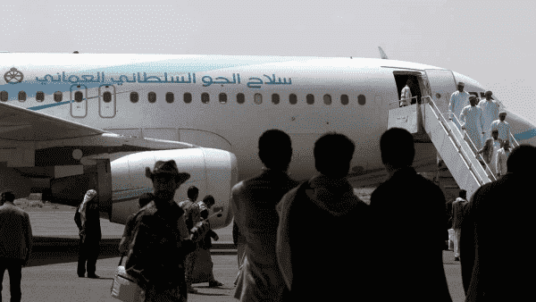 طائرة خليجية تهبط مطار صنعاء وتحمل وفد عماني مع رئيس الحوثيين