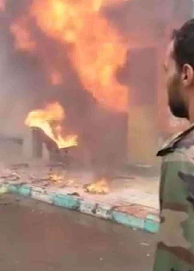 بالفيديو.. حريق يلتهم محلات تجارية في أشهر شوارع صنعاء