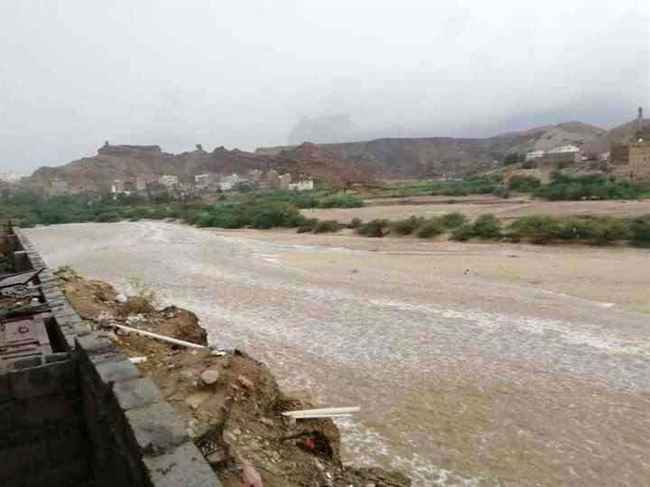 سيول الأمطار تجرف أشياء حوثية خطيرة إلى مخيمات النازحين في مأرب