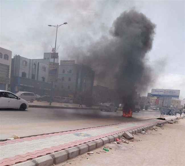 اعمال شعب.. جنود في محور عتق يحتجون على عدم صرف مرتباتهم