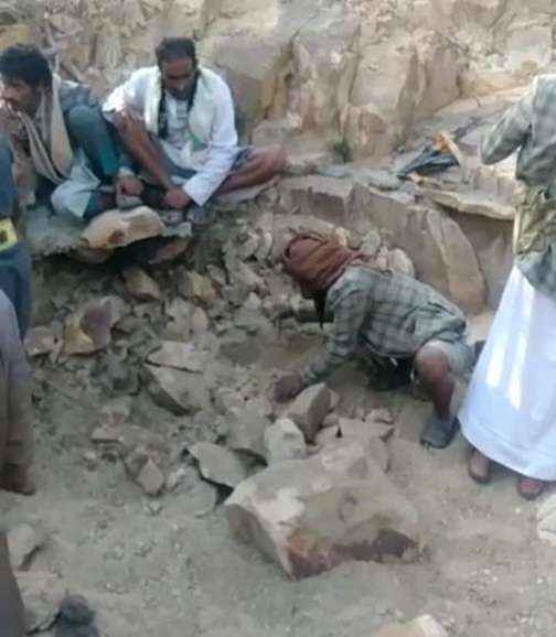 داخل كهف في عمران.. العثور على بقايا 16 جثة لمختطفين من قبل الحوثيين