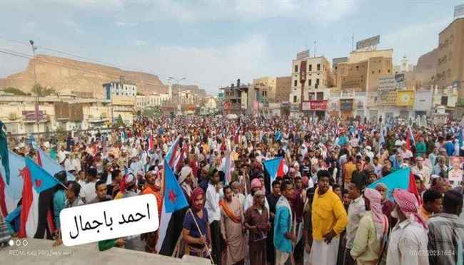 عناصر إخوانية تستهدف المشاركين في سيئون.. مدن حضرموت تنتفض في يوم الأرض