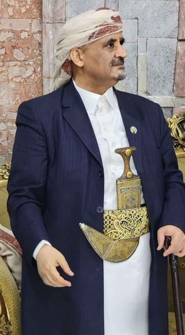 الحوثي يطيح بالشيخ حمير الأحمر من زعامة قبيلة حاشد وينصب هذه الشخصية بدلاً عنه