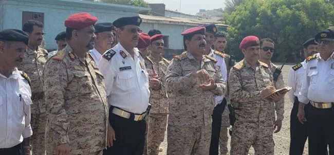 وزير الدفاع يتفقد جاهزية البحرية والدفاع الساحلي بعدن