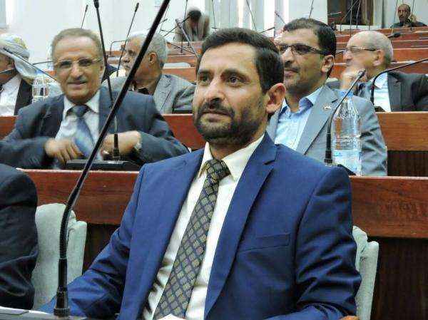 برلماني في صنعاء يخاطب الحوثي: لن تستطيع تركيع الناس بنهب مرتباتهم