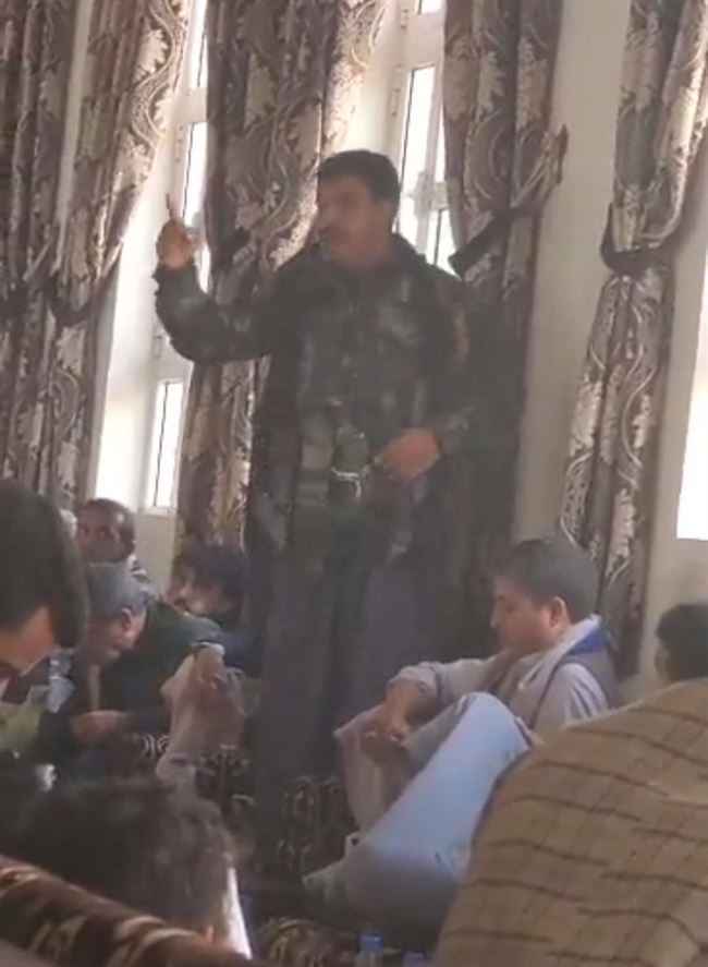 فيديو.. مصرع مشرف حوثي زعم أنه شاهد أصحابه يمضغون القات جوار علي بن ابي طالب بالجنة