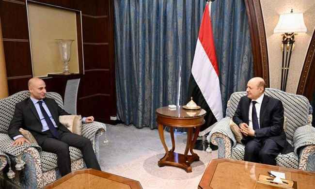 العليمي يؤكد: المجلس الرئاسي قادر على السيطرة وضبط انهيار الصرف والكهرباء بدعم سعودي إماراتي