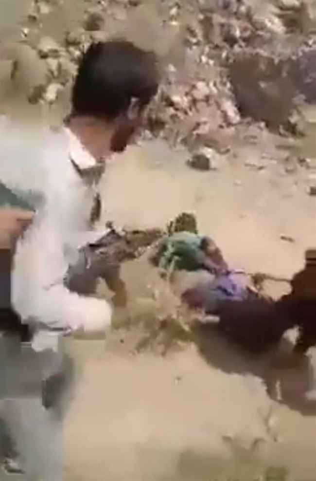 بالفيديو.. مشرف حوثي كبير يغتصب ويصفي شاب من عناصره ويحمل الجريمة أجنبي اعدمه أمام المئات