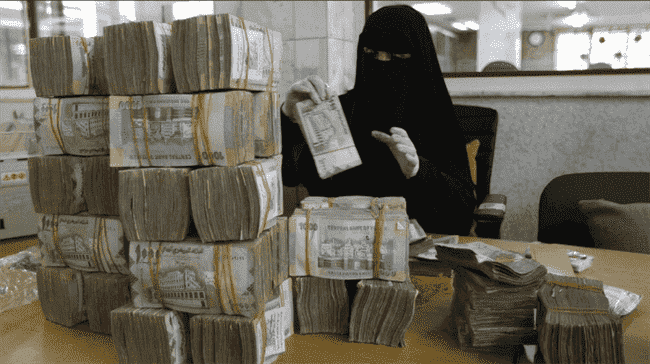 انخفاض طفيف في أسعار الصرف في عدن