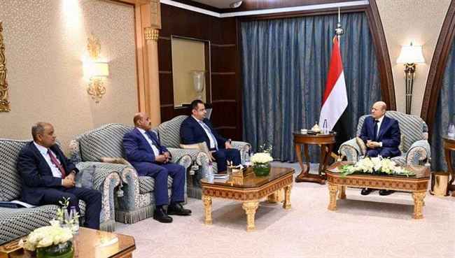 تفاصيل لقاء العليمي مع رئيس الوزراء ومحافظ البنك المركزي ووزير المالية