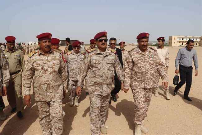 وزير الدفاع يصل المكلا في زيارة مفاجئة .. وهذا أول تحركاته