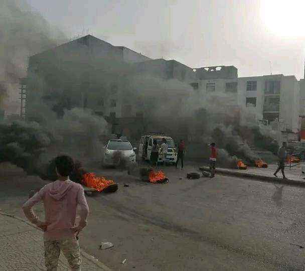 عقاب جماعي برفع ساعات انطفاء الكهرباء.. أهالي عدن يحملون الرئاسي ويتهمون آل جابر
