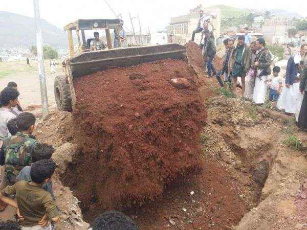 للبسط على مساحتها.. قيادات حوثية تعتدي على مقبرة في إب