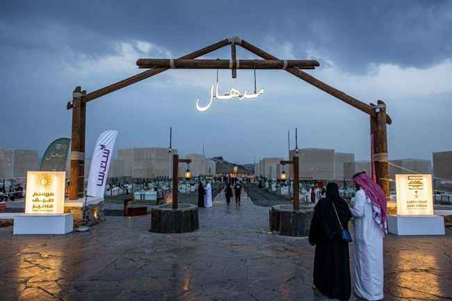 "صيف عسير" يستقبل السياح بالبرد والمطر