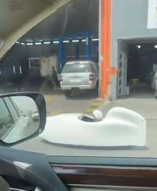 سيارة غريبة تسير في طرقات السعودية.. وتثير الجدل