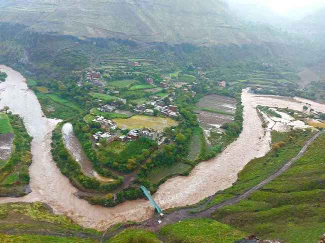 سقوط ضحايا بينهم طفل جراء امطار غزيرة وسيول وصواعق رعدية ضربت مديريات إب