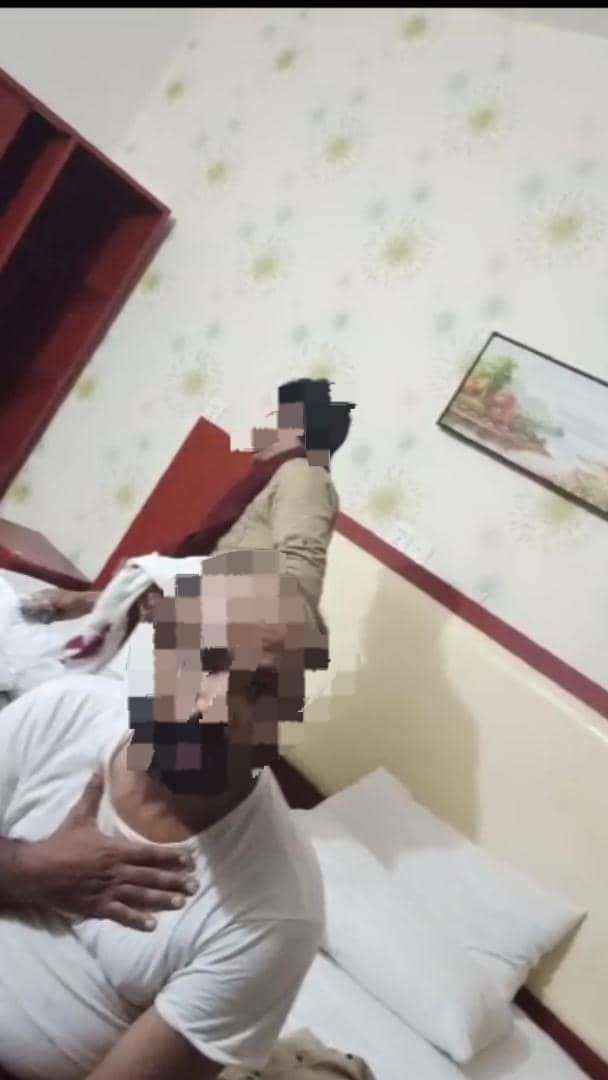 شاهد لحظة القبض على شخص يروج الشبو المخدر بأحد الفنادق