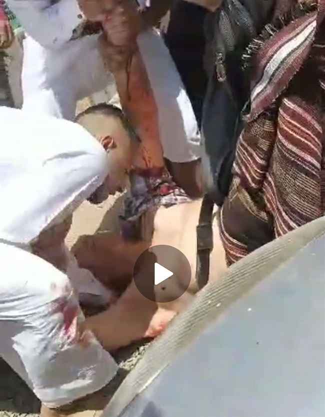 شاهد أول فيديو يوثق لحظة إغتيال الموظف الأجنبي وتجمع المواطنين حوله بالتربة