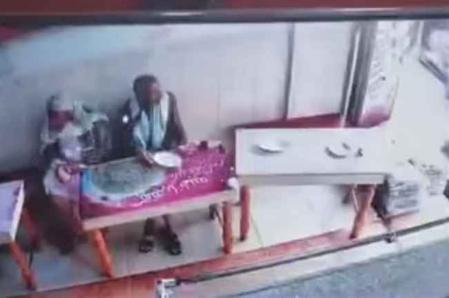 شاهد فيديو يوثق لحظة وفاة معلم أثناء تناوله وجبة الإفطار وسط مدينة إب