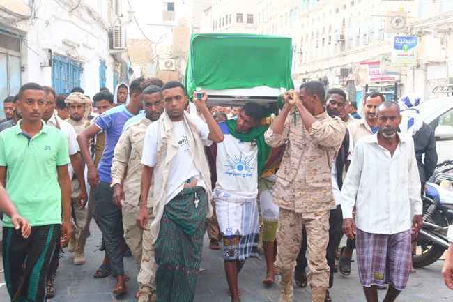 محافظ حضرموت يشيع جندي غرق أثناء إنقاذه مدنيين في شاطئ المكلا