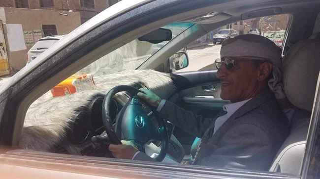 في اليمن.. طالب يرد الجميل لمعلمه بسيارة فخمة بعد 30 عام