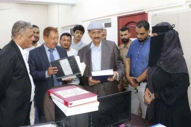 بعد دعوات لإضراب شامل.. رئيس مجلس القضاء الأعلى يتفقد سير العمل في محاكم عدن