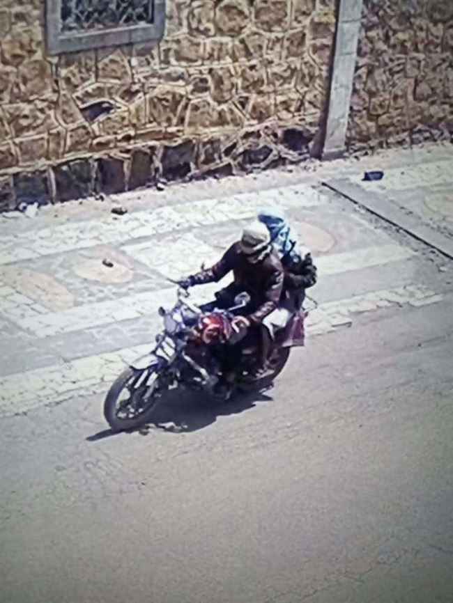 شاهد أول صورة يظهر فيها الملثمان أثناء إغتيال الموظف الأممي بتعز